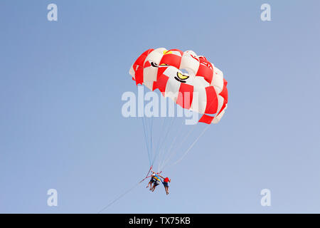 Parasales - parachutes de l'eau pour les activités de plein air. Dans le ciel bleu de l'eau un triple parachute. Des couleurs vives. Parapentiste avec une selle pour les gens. Banque D'Images