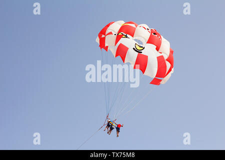 Parasales - parachutes de l'eau pour les activités de plein air. Dans le ciel bleu de l'eau un triple parachute. Des couleurs vives. Parapentiste avec une selle pour les gens. Banque D'Images