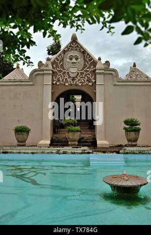 Piscine et porte dans le Taman Sari. Le Taman Sari Château d'eau, également connu sous le nom de Taman Sari, est le site d'un ancien jardin royal du sultanat de Yogyakarta. Banque D'Images
