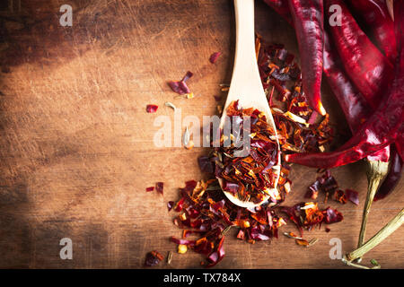 Pâte de piment épicé mélanger avec les poivrons sur fond de bois. Ce condiment peut être ingrédient d'harissa, ajika, muhammara ou autres middle east food Banque D'Images