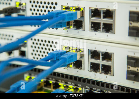 L'équipement de sécurité de réseau. L'infrastructure de la cybersécurité. Une connexion Ethernet, la transmission. Banque D'Images