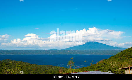 Avis de cônes de Volcan Taal et le lac Taal sur une journée ensoleillée à Tagaytay, Philippines. Banque D'Images