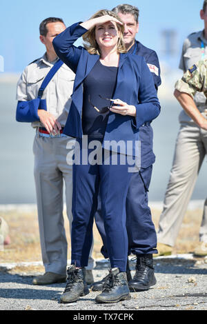 De 0001 SOUS EMBARGO MARDI 25 JUIN Le secrétaire à la défense, Penny Mordaunt observe un F-35 décoller à RAF Akrotiri à Chypre, où elle a annoncé que l'avion aurait volé jusqu'à une mission opérationnelle pour la première fois qu'ils ont uni leurs efforts pour éradiquer l'État islamique. Banque D'Images