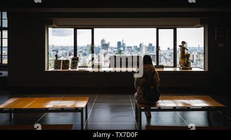 Kobe, Hyogo, Japon - 22 novembre 2018 : femme s'asseoir et regarder la vue aérienne de la ville dans l'ancien bâtiment de la ville. Banque D'Images