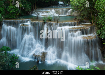 Huay Mae Khamin cascades en forêt profonde au Parc National Srinakarin Kanchanaburi ,une belle chute d'eau de ruisseau célèbre rainforest en Thaïlande Banque D'Images