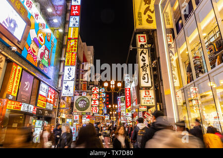 Dotonbori, Osaka, Japon - 26 novembre 2018 : mouvement de foule marche sur rue commerçante. Banque D'Images