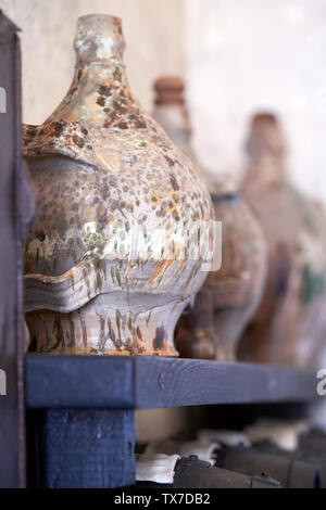 Un verre ancien demijohn pour le vinaigre Banque D'Images