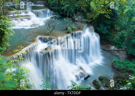 Huay Mae Khamin cascades en forêt profonde au Parc National Srinakarin Kanchanaburi ,une belle chute d'eau de ruisseau célèbre rainforest en Thaïlande Banque D'Images