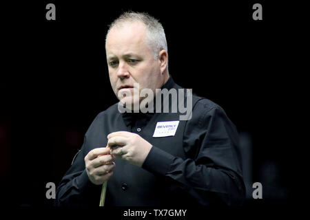 John Higgins, de l'Ecosse Les craies son cue qu'il estime un shot à Chypre dans le match du groupe C au cours de la Coupe du monde de snooker 2019 Beverly à Wuxi city, Jiangsu province de Chine orientale, le 24 juin 2019. L'Écosse bat Chypre 4-1. Banque D'Images