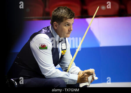 Ryan Day of Wales considère un tir à l'Inde dans le groupe d match pendant la Coupe du monde de snooker 2019 Beverly à Wuxi city, Jiangsu province de Chine orientale, le 24 juin 2019. Le Pays de Galles a battu l'Inde 4-0. Banque D'Images