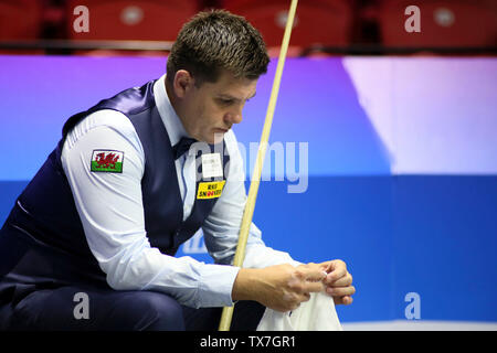 Ryan Day of Wales considère un tir à l'Inde dans le groupe d match pendant la Coupe du monde de snooker 2019 Beverly à Wuxi city, Jiangsu province de Chine orientale, le 24 juin 2019. Le Pays de Galles a battu l'Inde 4-0. Banque D'Images