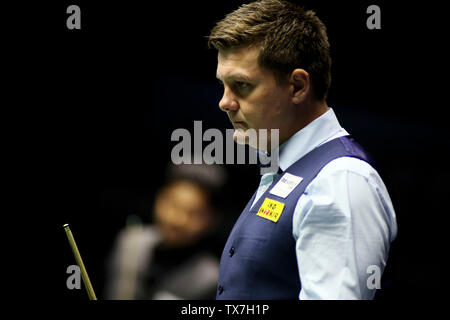 Ryan Day of Wales considère un tir à l'Inde dans le groupe d match pendant la Coupe du monde de snooker 2019 Beverly à Wuxi city, Jiangsu province de Chine orientale, le 24 juin 2019. Le Pays de Galles a battu l'Inde 4-0. Banque D'Images