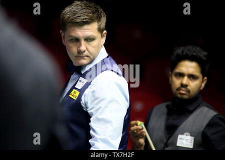 Ryan Day of Wales considère un tir à l'Inde dans le groupe d match pendant la Coupe du monde de snooker 2019 Beverly à Wuxi city, Jiangsu province de Chine orientale, le 24 juin 2019. Le Pays de Galles a battu l'Inde 4-0. Banque D'Images