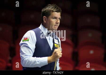 Ryan Jour de galles les craies son cue qu'il estime une tourné vers l'Inde dans le groupe d match pendant la Coupe du monde de snooker 2019 Beverly à Wuxi city, Jiangsu province de Chine orientale, le 24 juin 2019. Le Pays de Galles a battu l'Inde 4-0. Banque D'Images