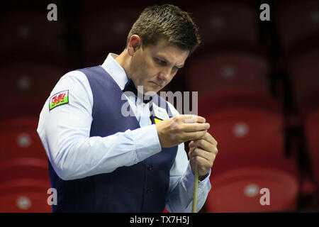 Ryan Jour de galles les craies son cue qu'il estime une tourné vers l'Inde dans le groupe d match pendant la Coupe du monde de snooker 2019 Beverly à Wuxi city, Jiangsu province de Chine orientale, le 24 juin 2019. Le Pays de Galles a battu l'Inde 4-0. Banque D'Images