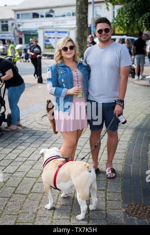 Brynmawr, Pays de Galles, Royaume-Uni - 22 juin 2019 : les personnes bénéficiant eux-mêmes de prendre un verre et de manger des aliments au cours de la rue Brynmawr Food Festival. Banque D'Images