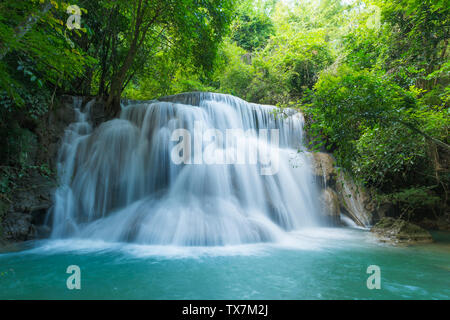 Huay Mae Khamin cascades en forêt profonde au Parc National Srinakarin Kanchanaburi ,une belle chute d'eau de ruisseau célèbre rainforest en Thaïlande Banque D'Images