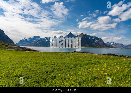 Belle et spectaculaire fjord, îles Lofoten, Norvège sur une journée de printemps ensoleillée avec les dernières neiges sur les montagnes Banque D'Images