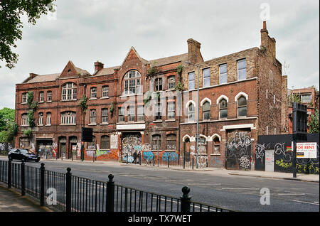 Bâtiments abandonnés en face de l'église de Limehouse sur Commercial Road, dans l'East End londonien, UK Banque D'Images