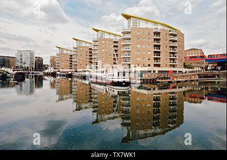 Nouveaux appartements à Limehouse Basin dans les Docklands de Londres, avec des reflets dans l'eau Banque D'Images