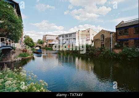 Bâtiments le long du Regent's Canal près de la ville de Beauvoir, East London UK, en été Banque D'Images