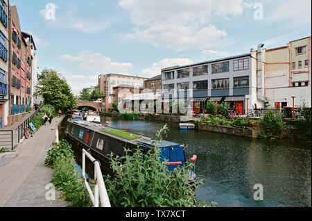 Le Regent's Canal près de Kingland Road, de Beauvoir, Ville de l'Est de Londres UK Banque D'Images