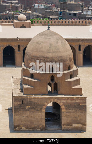 Vue aérienne de la fontaine d'ablution dans la cour de la mosquée Ibn Tulun historique, le Vieux Caire, Egypte Banque D'Images