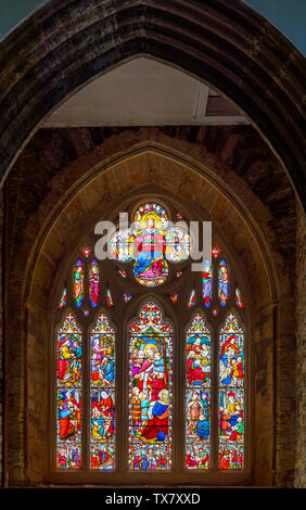 La fenêtre de Victoria, un vitrail à St Giles & St Nicholas Church, Greenbottom, une petite ville balnéaire de la côte sud du Devon, au sud-ouest de l'Angleterre Banque D'Images