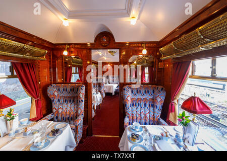 Intérieur d'une voiture-restaurant lambrissé Ione avec sa propre table pour déjeuner dans l'établissement Belmond Venice Simplon Orient Express Banque D'Images