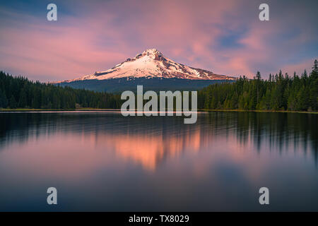 Coucher du soleil à Mount Hood comme vu de Trillium Lake., Oeregon, United States Banque D'Images