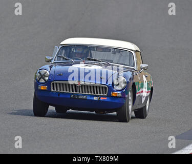 John Oui, MGB, Equipe GTS, Masters Festival Historique, Brands Hatch, mai 2019. Brands Hatch, voitures classiques, événement classique classique, les voitures de course, la FIA, son Banque D'Images