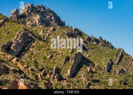 La Serra de crêtes, ruines du couvent de Santa Barbara sur le dessus, les ports de Tortosa-Beseit aka massif Els Ports, Catalogne, Espagne Banque D'Images