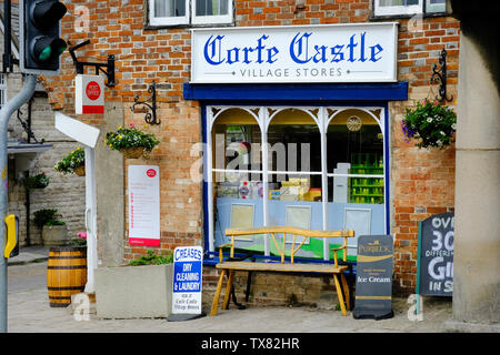 Village magasins à Corfe Castle, Dorset, UK - John Gollop Banque D'Images