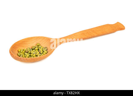 Plusieurs haricots mungo vert dans une grande cuillère en bois sur fond blanc Banque D'Images