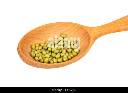 Plusieurs haricots mungo vert dans une grande cuillère en bois Gros plan sur fond blanc Banque D'Images