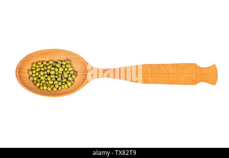 Plusieurs haricots mungo vert dans une grande cuillère en bois sur un fond blanc, vue du dessus Banque D'Images