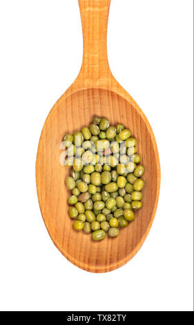 Plusieurs haricots mungo vert dans une grande cuillère en bois sur un fond blanc, vue du dessus Banque D'Images