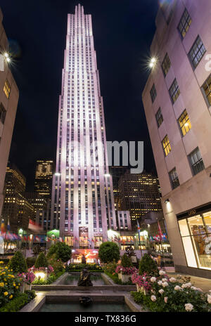 Le Rockefeller Center de nuit, Manhattan, New York, USA Banque D'Images