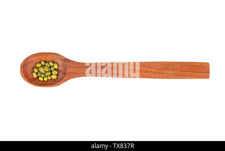 Plusieurs haricots mungo vert dans la cuillère en bois sur un fond blanc, vue du dessus Banque D'Images