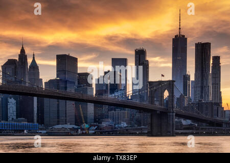 Le Pont de Brooklyn, East River et Manhattan skyline at sunset, New York, USA Banque D'Images