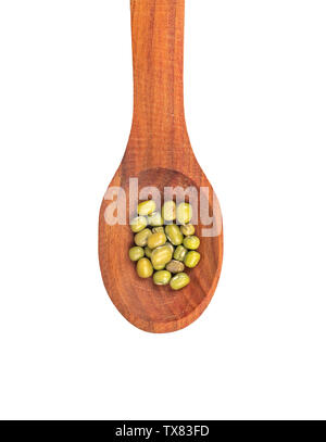 Plusieurs haricots mungo vert dans la cuillère en bois sur un fond blanc, vue du dessus Banque D'Images