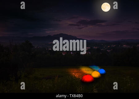 Camping touristique près de la forêt dans la nuit. Belle nuit sous tente lumineux ciel plein d'étoiles et la pleine lune. Randonnées en Roumanie près de Buila Vantura Banque D'Images