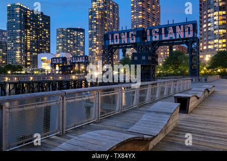 Bras Plaza State Park de nuit avec des Portiques, restauré de Long Island Long Island City, New York, USA Banque D'Images