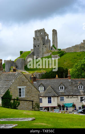 Le village de Corfe castle avec le haut sur la colline derrière, Dorset, UK - John Gollop Banque D'Images