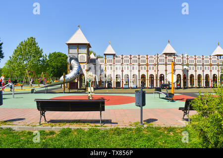 Château aire de jeux pour enfants dans le parc central de la ville. Beau palais jeux pour enfants idée de jouer les enfants avec leurs familles. Les diapositives en couleurs, sw Banque D'Images