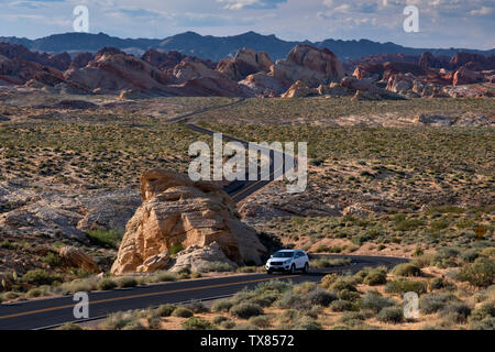 La conduite du véhicule par la route sinueuse Le Parc National de la Vallée de Feu, Nevada, USA Banque D'Images