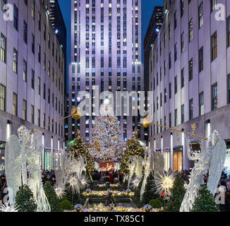 L'arbre de Noël du Rockefeller Center, Rockefeller Center et la nuit, Manhattan, New York, USA Banque D'Images