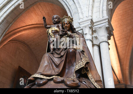 Statue de la Vierge et l'enfant à Cathedrale Notre-Dame de Laon Laon, Aisne, Hauts-de-France, France Banque D'Images