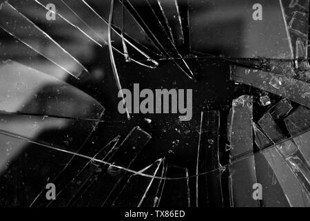 Broken Glass texture background en noir et blanc avec de nombreux éléments et pièces brisées. Stock photo style utile pour des papiers peints, des bannières ou de cop Banque D'Images