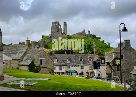 Le village de Corfe castle avec le haut sur la colline derrière, Dorset, UK - John Gollop Banque D'Images